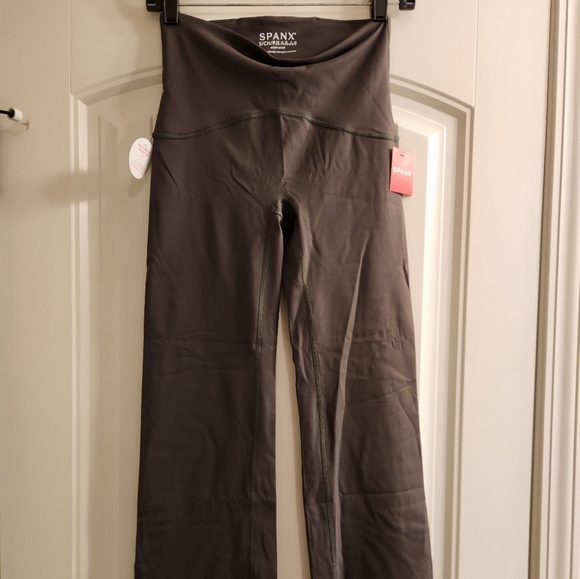Spanx Booty Boost® Active Ankle Flare Pant size small - Picture 5 of 7